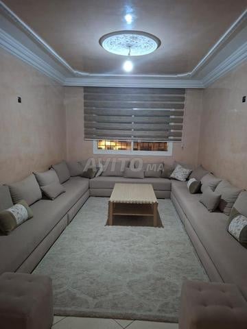 Salon marocain en tissu gris avec poufs