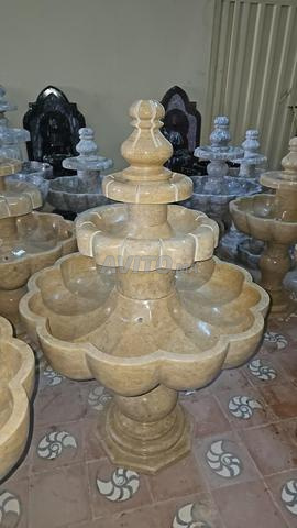 Fontaine en marbre avec petite pompe