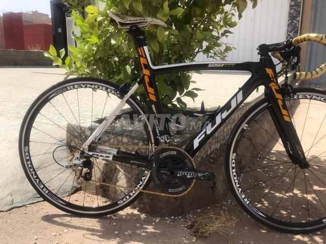 Vélo de route carbone Fuji SST 1.0 - 2