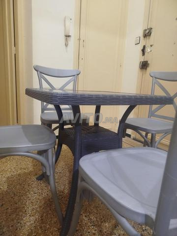 طاولة مع 4 كراسي - 2