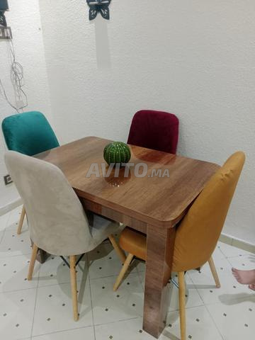 Je mets en vente une table à manger avec 4 chaises neuves, livraison gratuite