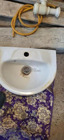 Lavabo, plutôt petit en bon état