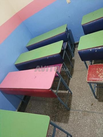14 tables avec leurs sièges pour jardins d'enfants.