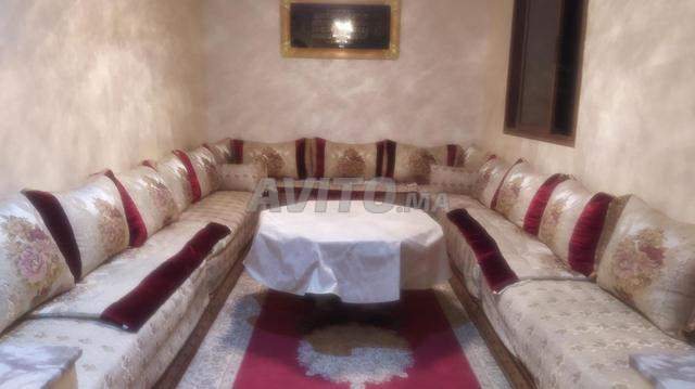 Vente de 5 tables brocart avec 14 coussins - 2