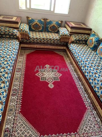 Salon marocain avec table et tapis - 2