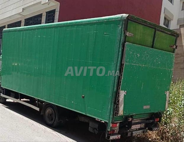 صندوق شاحنة مغلق برافعة هيدروليكية ودرجات للصعود
