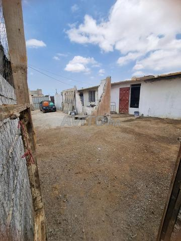Terrain titré de 400m² à vendre avec maison construite à Douar Laamour