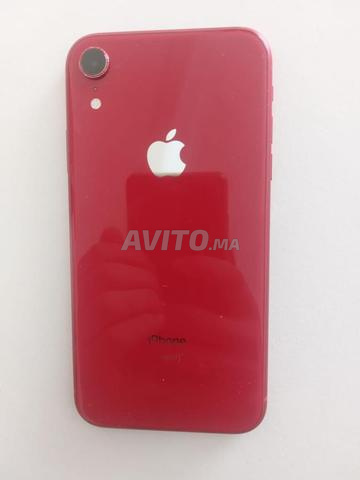 iPhone XR rouge batterie 83%, écran un peu cassé