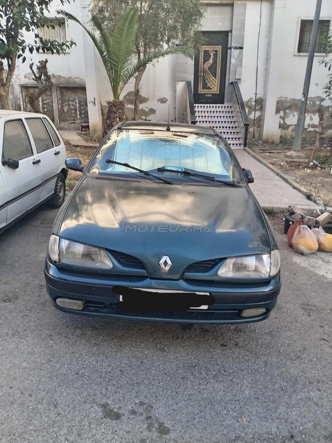 سيارة من نوع رونو كلاسيك 