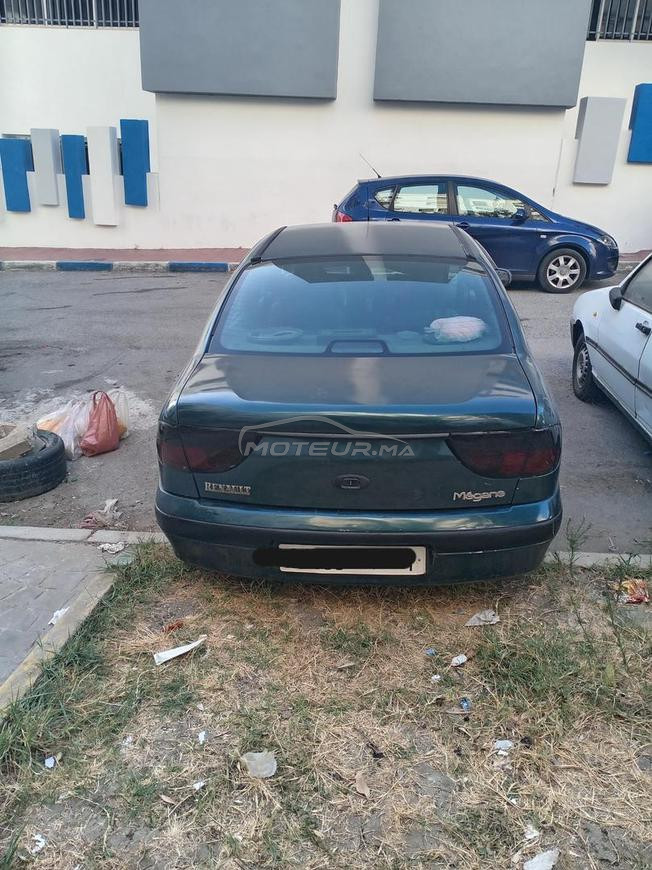 سيارة من نوع رونو كلاسيك 