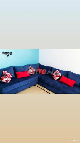 2 banquettes (assises) + 2 sièges supplémentaires + tapis gris