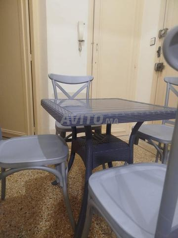 Ensemble table et 4 chaises en très bon état. - 2