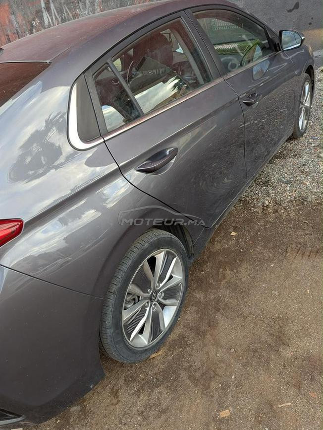 une très belle voiture hybride 