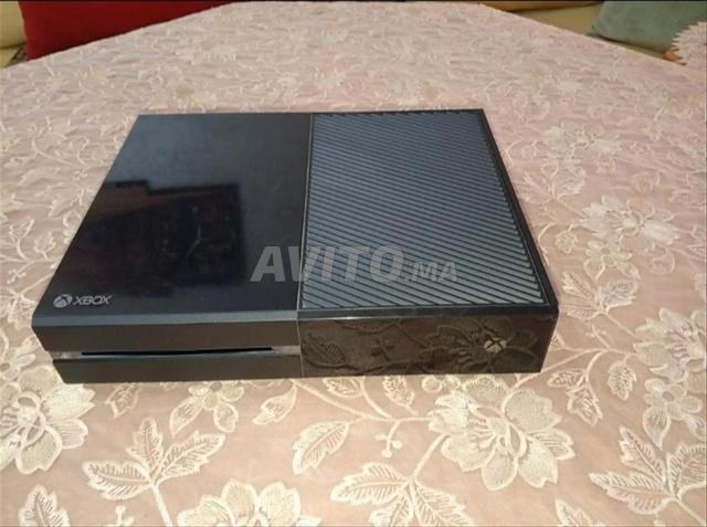 Xbox one fat 2 manettes une a un drift et 4 jeux