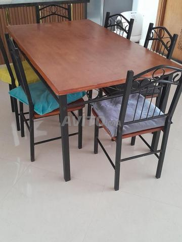 Table à manger. - 2