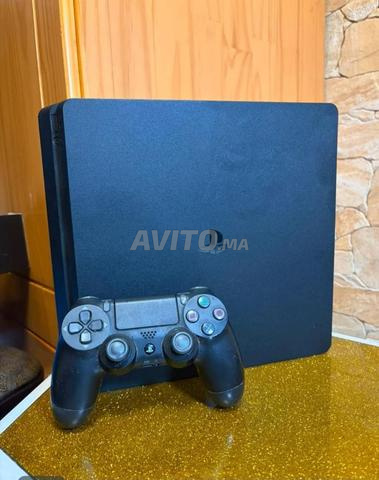 PlayStation 4 slim - 2