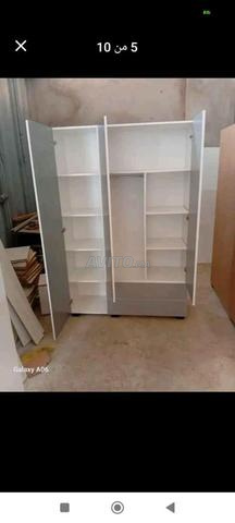 Armoire à 3 portes. Livraison gratuite à domicile.