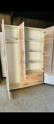 Armoire à 3 portes. Livraison gratuite à domicile.