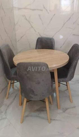 Salle à manger table et 4 chaises et même 6 disponible - 2