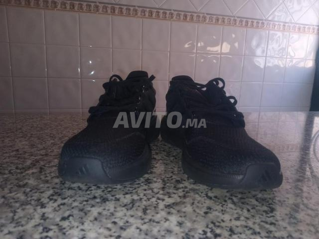 أحذية رياضية جديدة سوداء Adidas Original. مقاس 41.