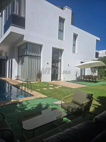 Villa d’angle d’exception avec piscine de 10m