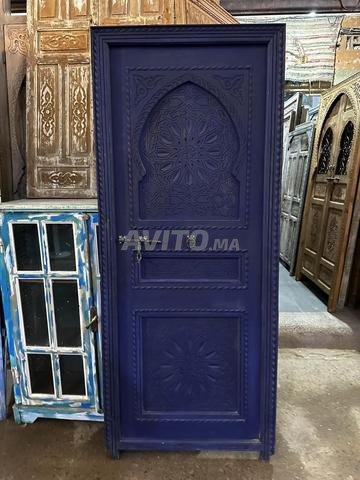 باب خشب ماصيف أزرق منقوش بحدادة بلدية على المقاس - 2