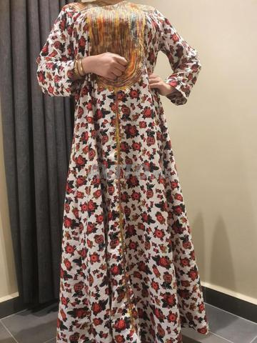 Une robe blanche avec des fleurs - 2