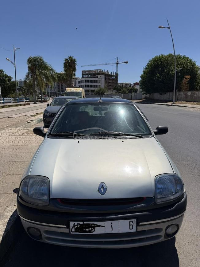 Renault Clio Essence Manuelle 2000 à Kénitra