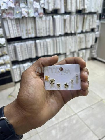 Boucles d'oreilles en acier doré lettres A L M V zirconium 40 dh