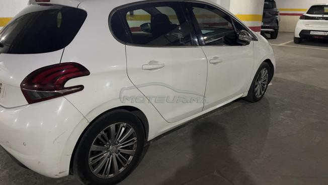 Peugeot 208 mannuelle avec toit panoramique 