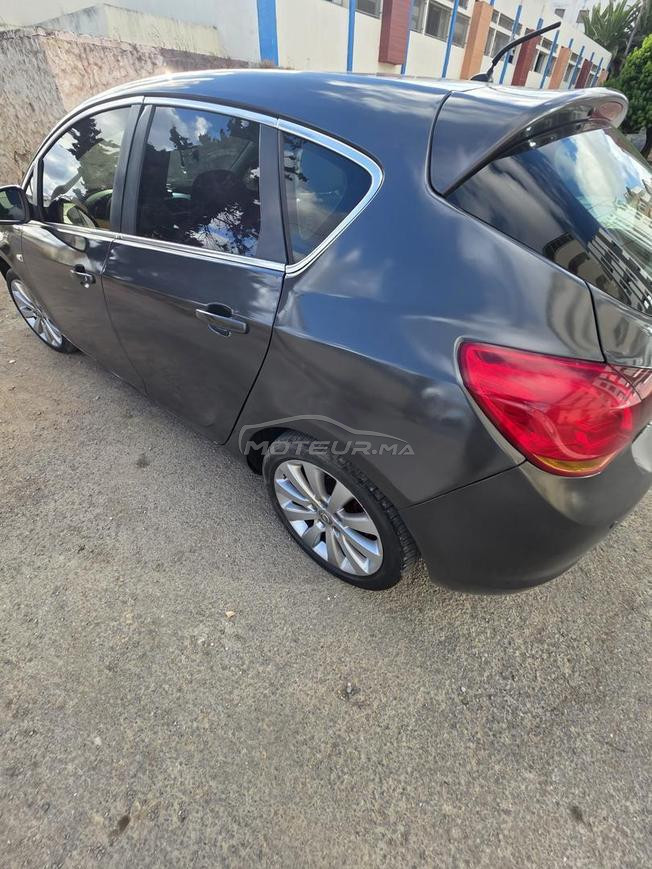 opel astra j2011 très bon état 