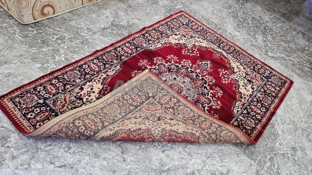 Tapis en laine véritable importé 1.98cmx1.35cm - 2
