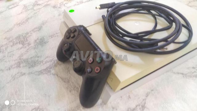 PS4 en ligne avec jeux Fortnite et ses manettes - 2