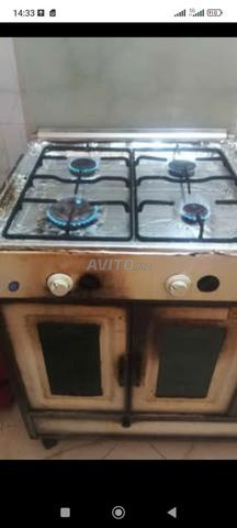 Four cuisinière qui cuit le pain, feu puissant - 2