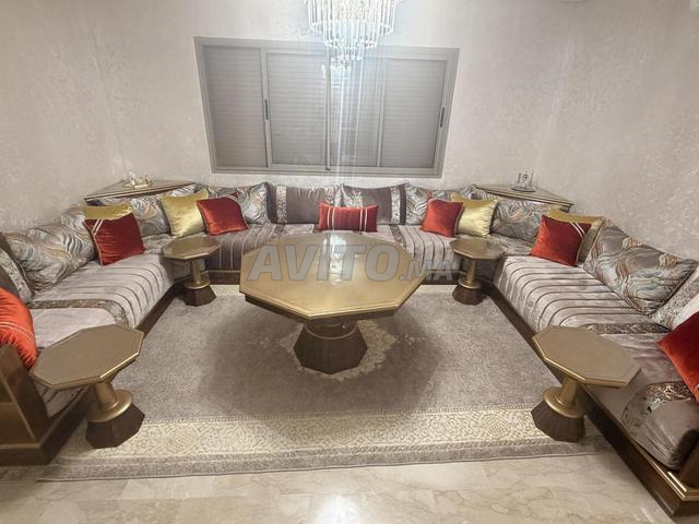 صالون مغربي مع طاولات وسجاد - 2