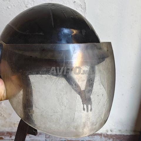 Casque de protection noir avec visière / Casque