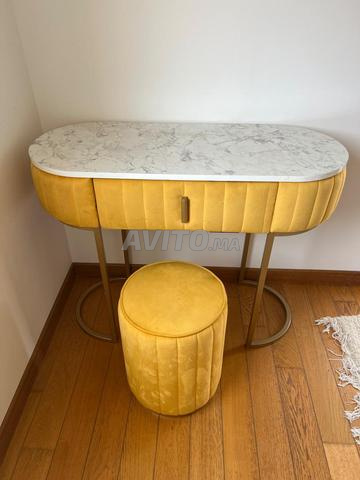 Lit matelas et commode jaune. - 2