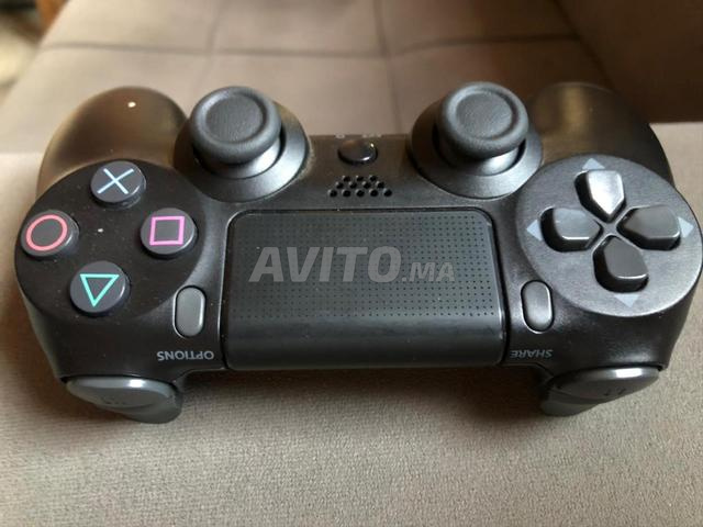 Une manette de ps4 - 2