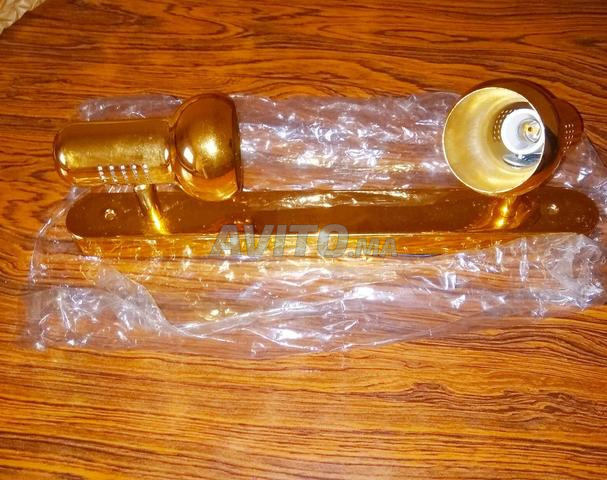 Une lampe murale dorée neuve - 2