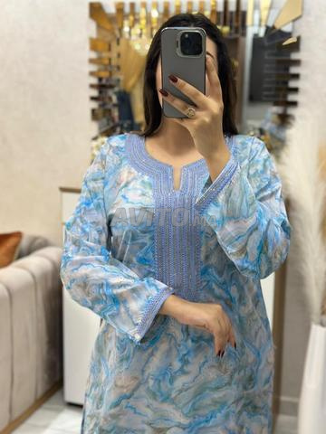 Caftan fait avec broderie ou strass