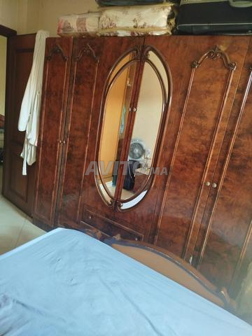 Grand lit en bois avec armoire et 2 tables de chevet avec matelas