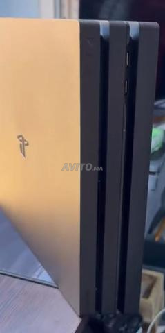 PS4 Pro 1T flashée avec 2 manettes et 16 jeux
