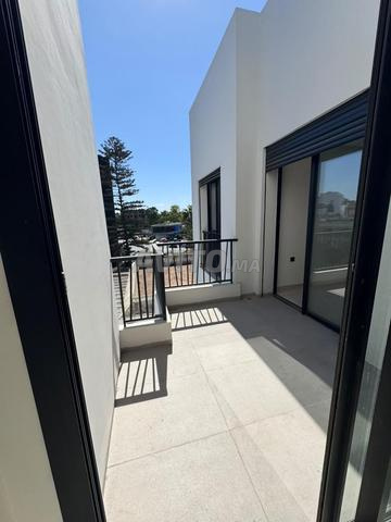 استوديو مشمس مع تراس للإيجار - 2