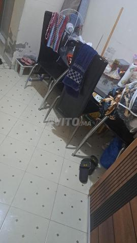 Table et 4 chaises en bon état pour l'extérieur