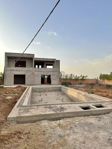 Villa 2000 m² Semi-Finie avec Plan, Permis & Puits