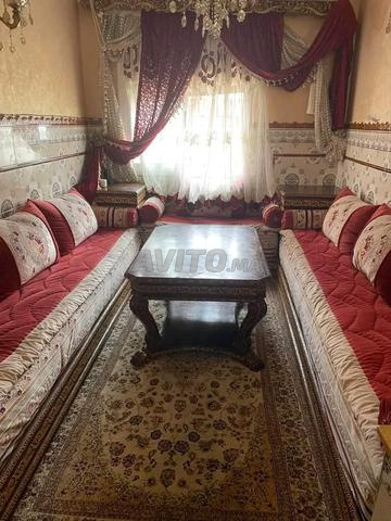 Salon complet très propre avec couloir