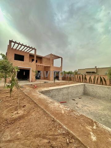 Villa Semi-Finie 800 m² avec Puits privé & piscine