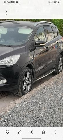Voiture Kuga noire excellent état - 2