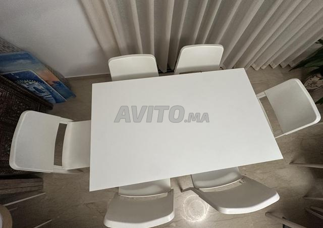 Table IKEA VIHALS blanche et 6 chaises blanches - 2