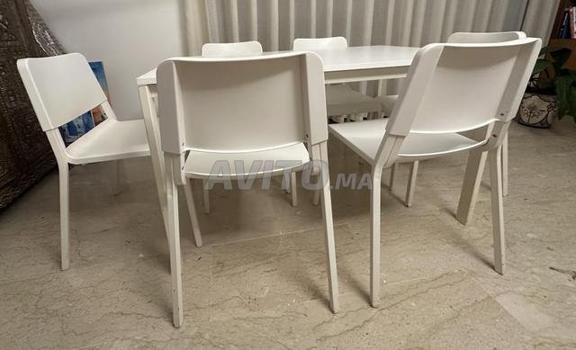طاولة IKEA VIHALS بيضاء و 6 كراسي بيضاء